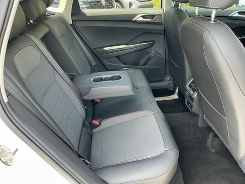 Used 2025 Volkswagen Taos SE FWD image 19
