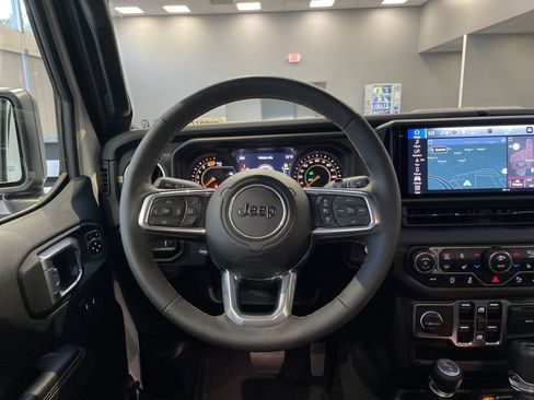Used 2024 Jeep Wrangler Unlimited Sahara w/ Technology Group AWD/4WD image 18