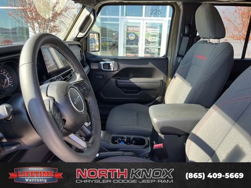 Used 2025 Jeep Wrangler Unlimited Rubicon image 3