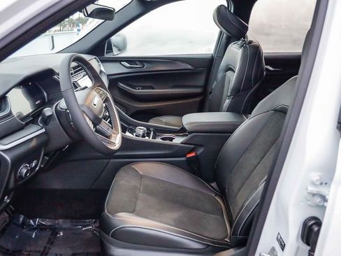 New 2025 Jeep Grand Cherokee Altitude image 19