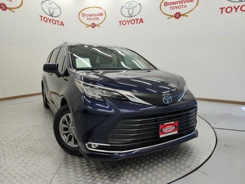 Certified 2022 Toyota Sienna XLE image 1
