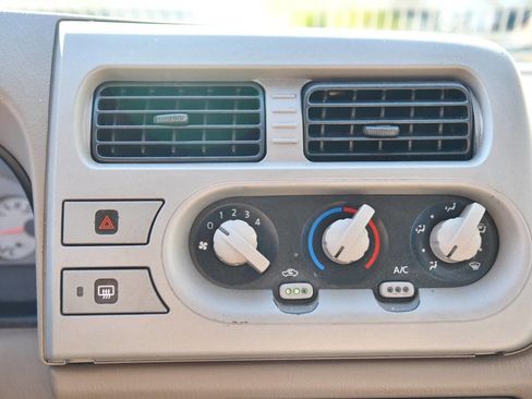 Used 2001 Nissan Frontier SE image 28