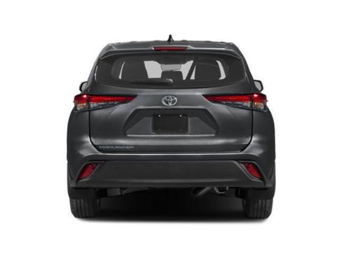 Used 2024 Toyota Highlander XLE FWD image 5