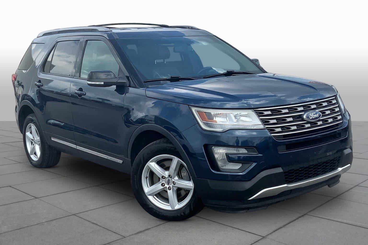 Used 2016 Ford Explorer XLT w/ Equipment Group 202A AWD/4WD image 3