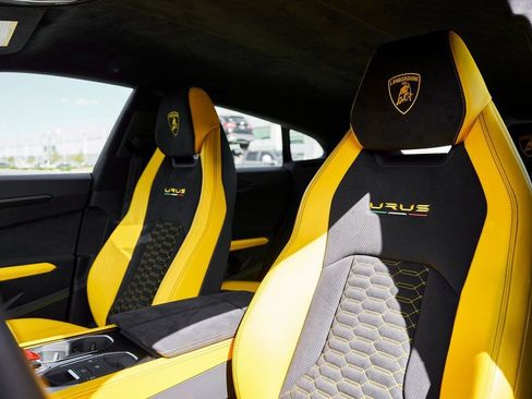 Used 2021 Lamborghini Urus AWD/4WD image 45
