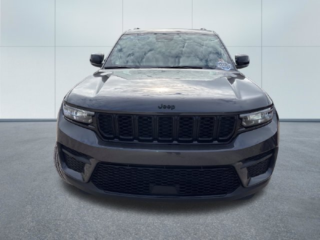 Used 2025 Jeep Grand Cherokee Altitude AWD/4WD image 6