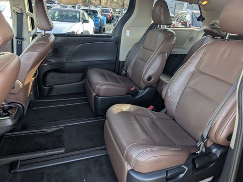 Used 2017 Toyota Sienna Limited Premium image 34