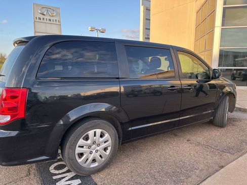 Used 2018 Dodge Grand Caravan SE w/ UConnect Hands-Free Group image 5