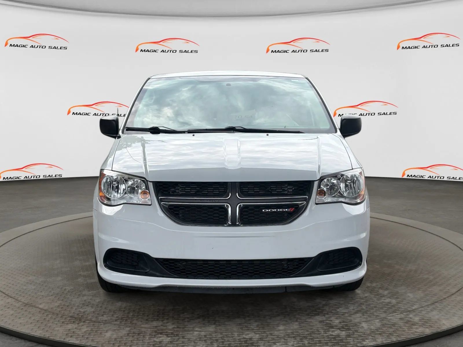 Used 2018 Dodge Grand Caravan SE w/ UConnect Hands-Free Group FWD image 3
