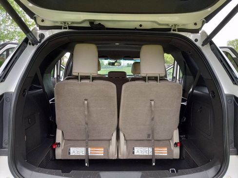 Used 2014 Ford Explorer XLT w/ Equipment Group 202A image 9