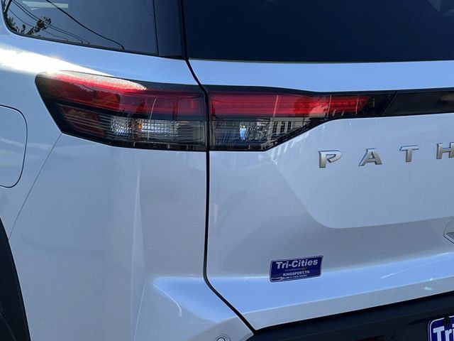 Used 2025 Nissan Pathfinder SV FWD image 5