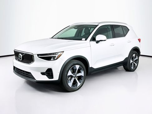 Used 2025 Volvo XC40 B5 Plus AWD/4WD image 3