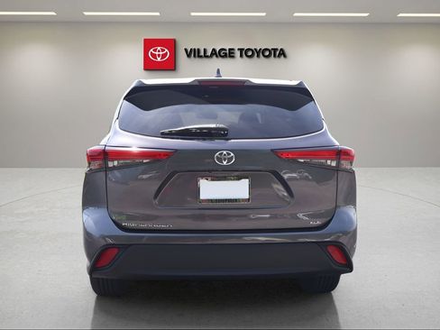 Used 2021 Toyota Highlander XLE FWD image 4