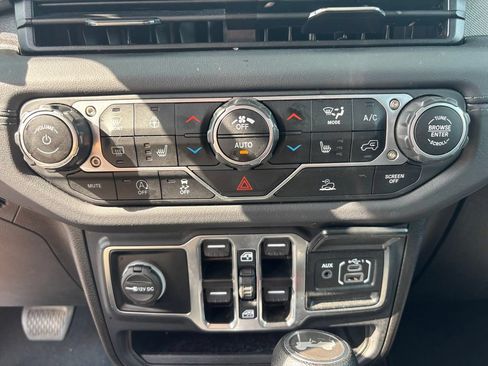 Used 2025 Jeep Wrangler Unlimited Sahara AWD/4WD image 11