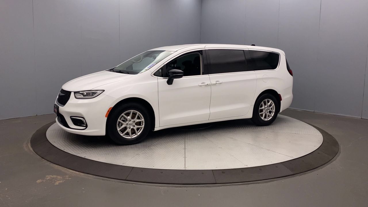 Used 2024 Chrysler Pacifica Touring-L FWD image 9