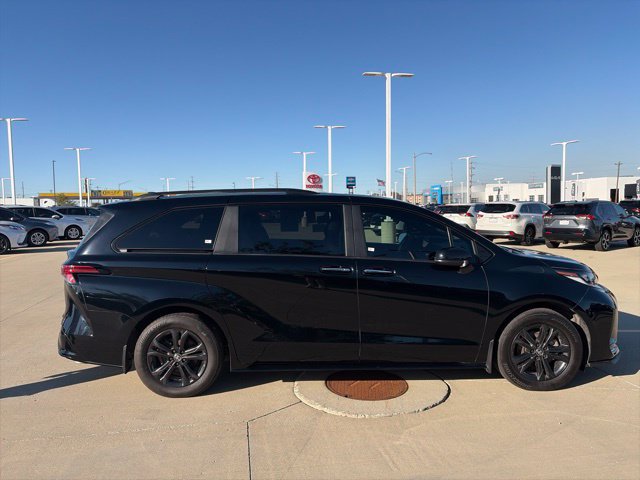 Used 2025 Toyota Sienna XSE AWD/4WD image 8
