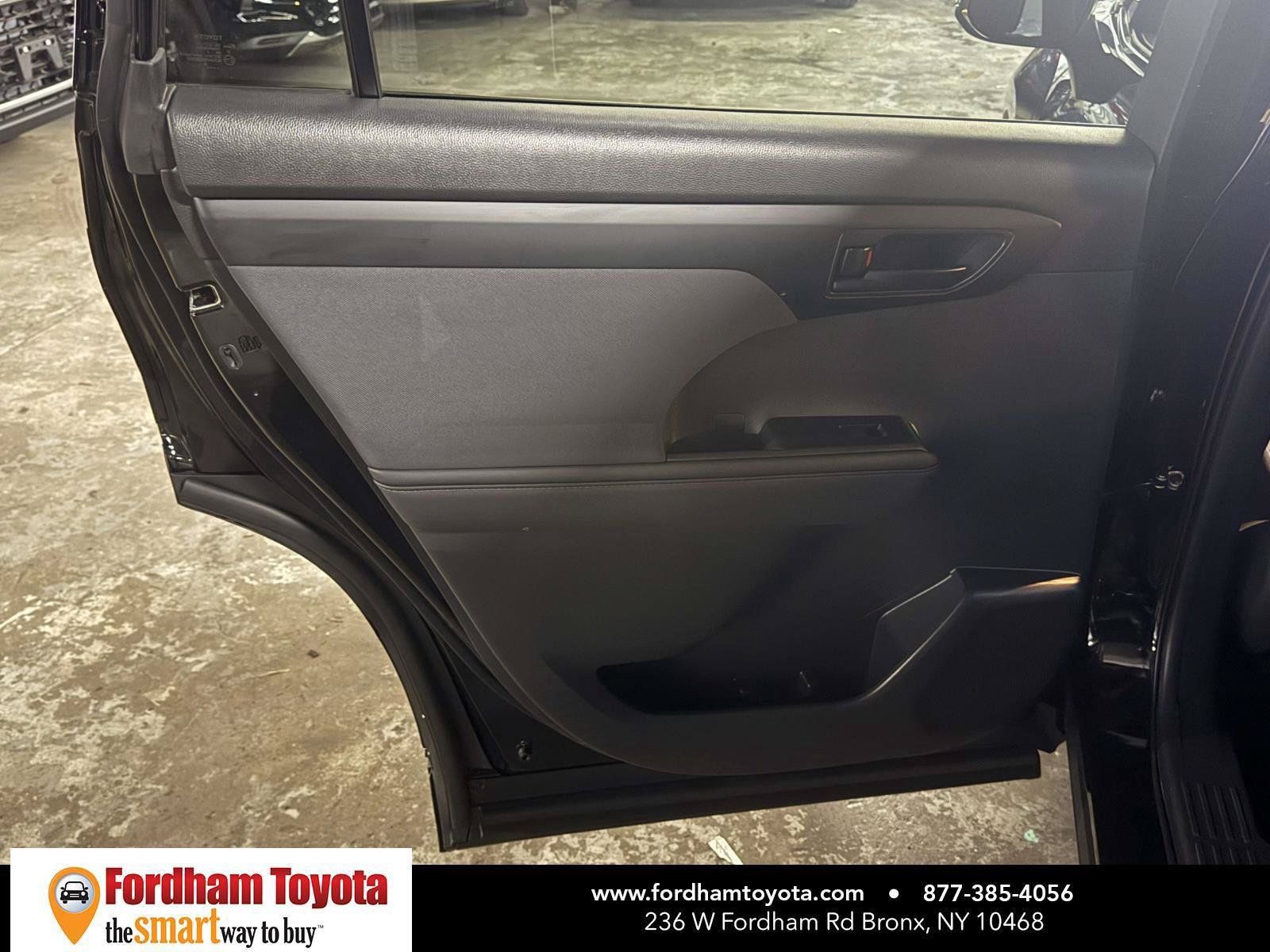 Used 2023 Toyota Highlander LE AWD/4WD image 11