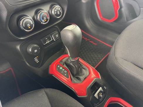 Used 2017 Jeep Renegade Latitude AWD/4WD image 29