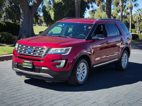 Used 2017 Ford Explorer XLT image 4