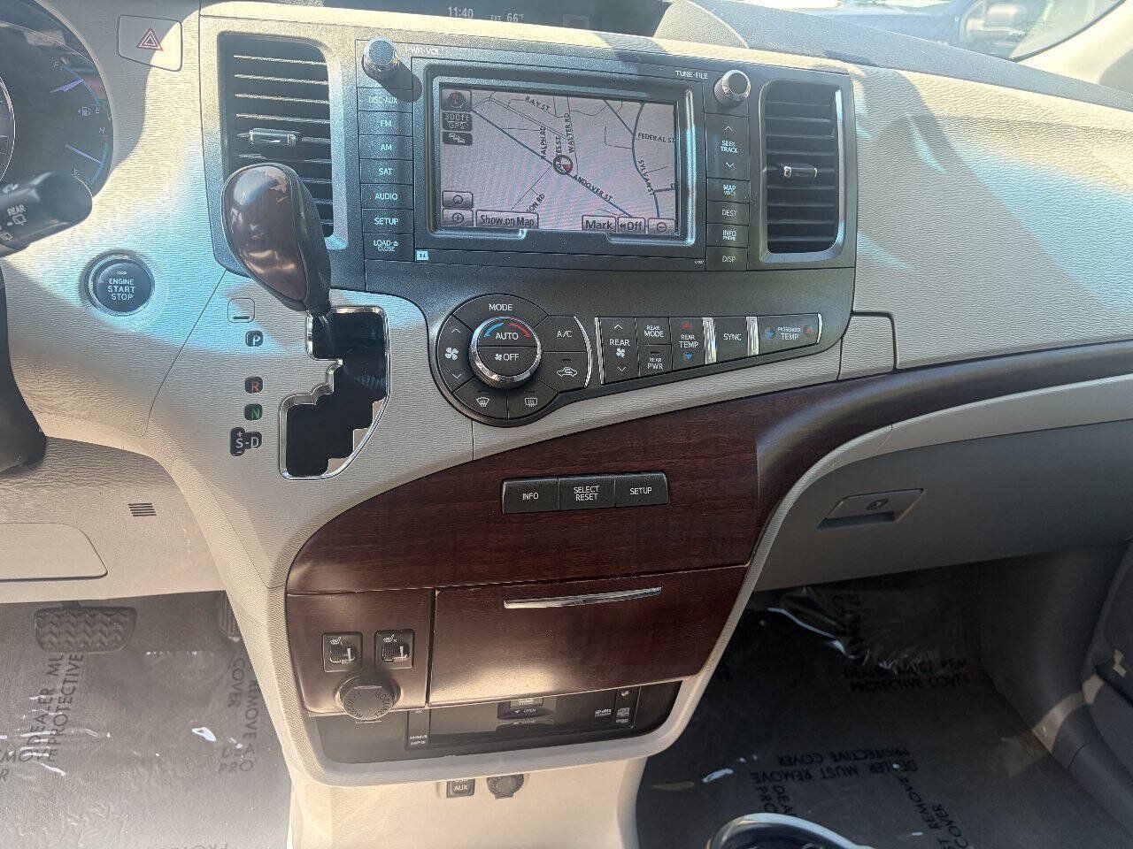 Used 2011 Toyota Sienna XLE w/ Premium Pkg AWD/4WD image 15