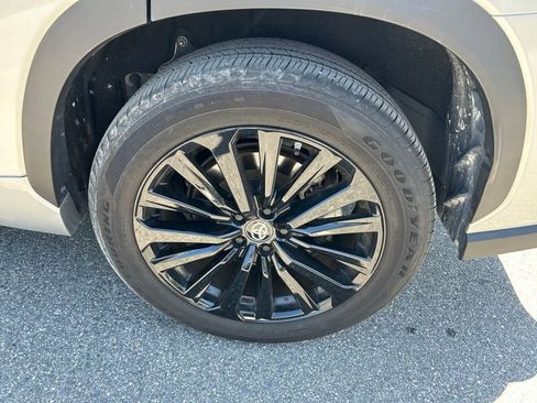 Used 2025 Toyota Highlander XSE image 9