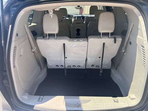 Used 2019 Chrysler Pacifica Touring-L FWD image 39