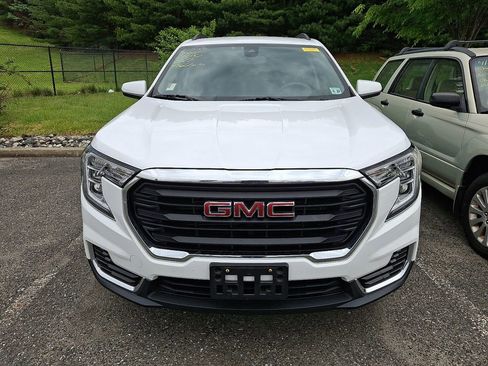 Used 2022 GMC Terrain SLE w/ Driver Convenience Package FWD image 2