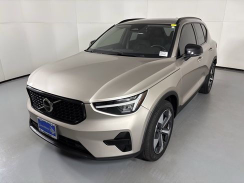 Used 2024 Volvo XC40 B5 Core image 4