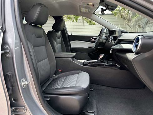 Certified 2025 Chevrolet Trax LT FWD image 19