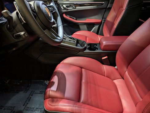Certified 2025 Porsche Macan S AWD/4WD image 4