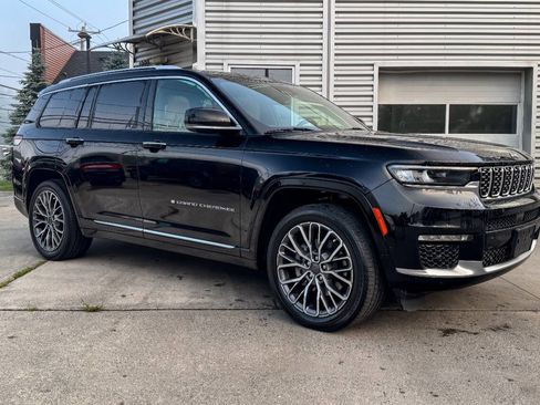 Used 2023 Jeep Grand Cherokee L Summit AWD/4WD image 2