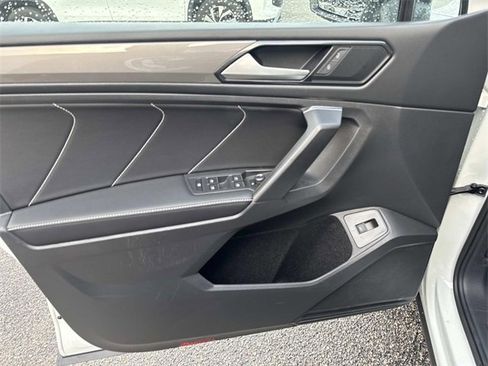 Certified 2022 Volkswagen Tiguan SE image 12