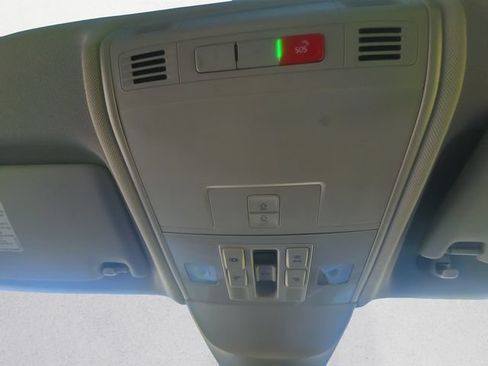 Used 2023 Volkswagen Taos SE AWD/4WD image 17