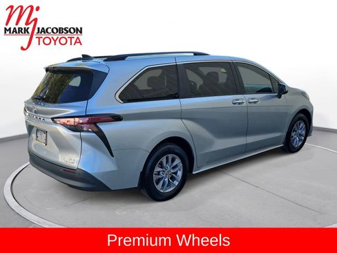 Used 2022 Toyota Sienna XLE image 8
