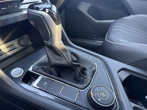 Used 2022 Volkswagen Tiguan SE R-Line image 22