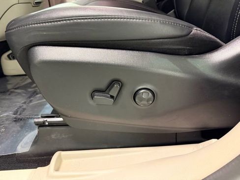 Used 2024 Chrysler Pacifica Touring-L image 13