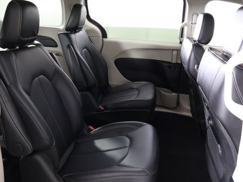 Used 2024 Chrysler Pacifica Limited FWD image 34