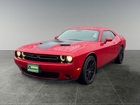 Used 2015 Dodge Challenger SXT image 3