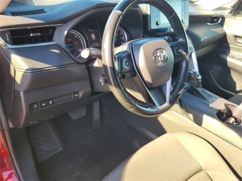 Used 2022 Toyota Venza LE image 12
