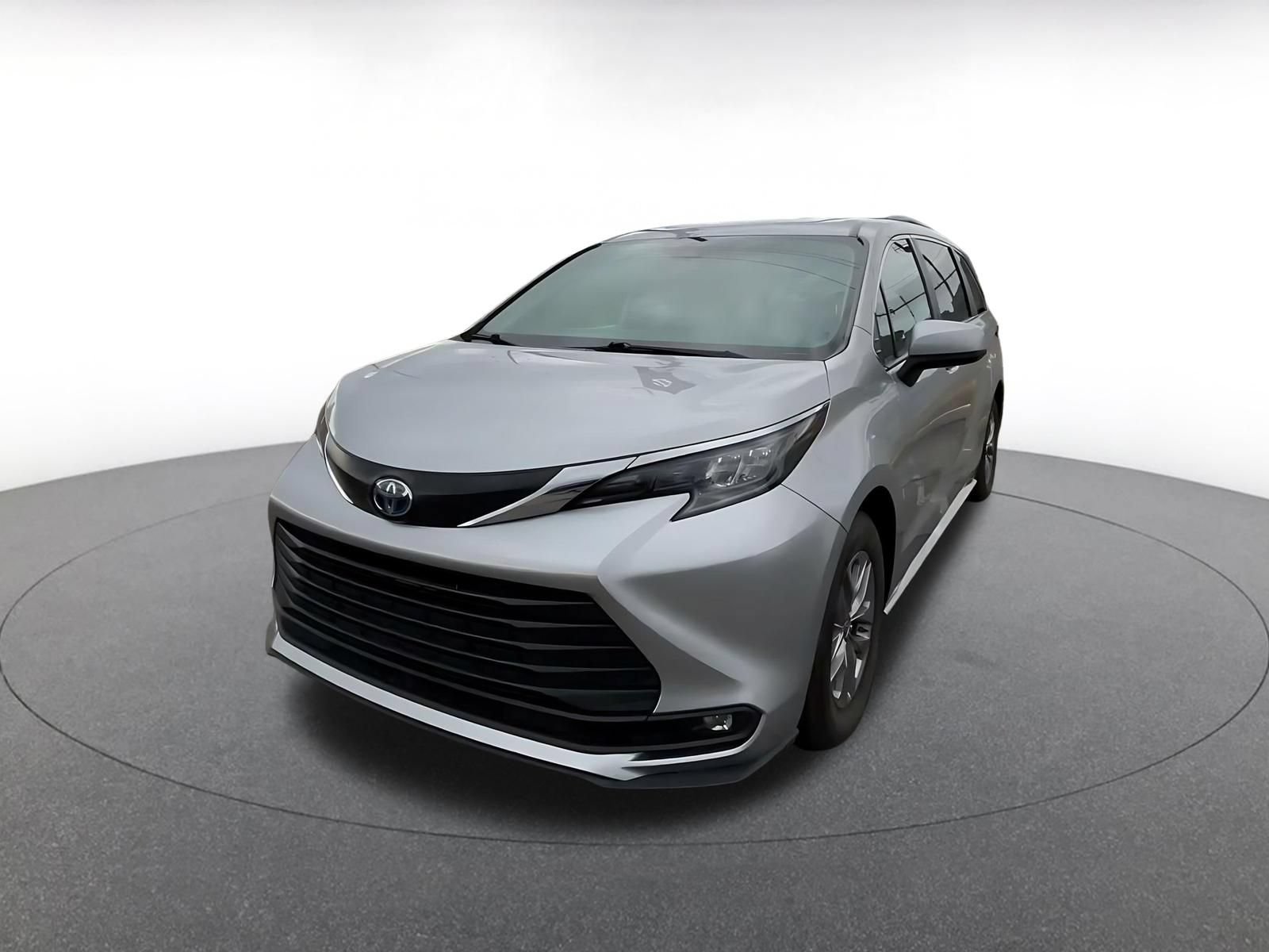 Used 2025 Toyota Sienna XLE FWD image 6