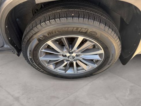 Used 2019 Toyota Highlander XLE AWD/4WD image 14