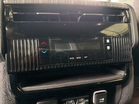 Used 2024 Jeep Wagoneer Series II w/ Flexible Seating Group image 18