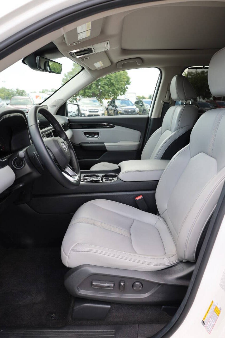 Used 2025 Honda Pilot Touring image 13