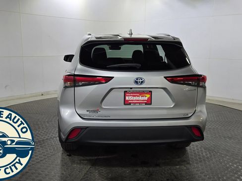 Used 2023 Toyota Highlander XLE AWD/4WD image 6