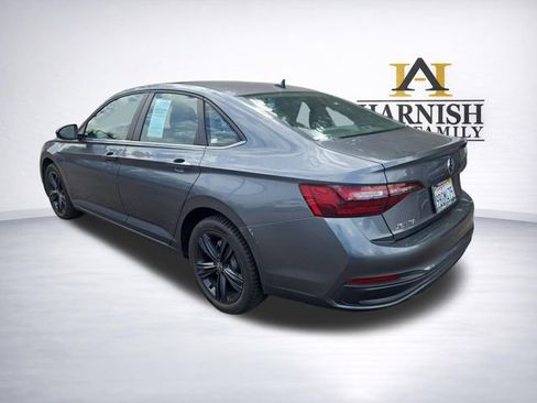 Used 2022 Volkswagen Jetta SE w/ Panoramic Sunroof Package FWD image 5