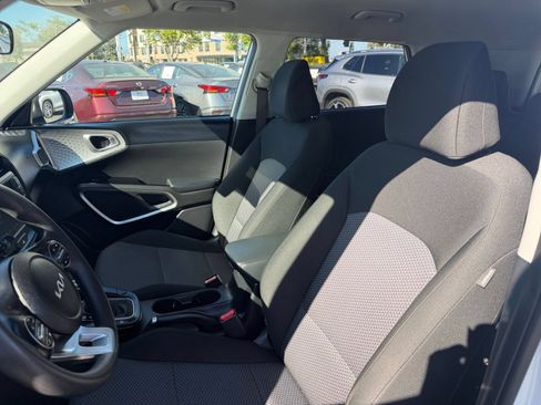 Used 2025 Kia Soul LX w/ LX Technology Package FWD image 26