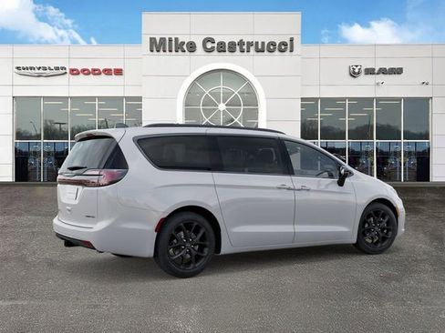 New 2026 Chrysler Pacifica Limited image 5