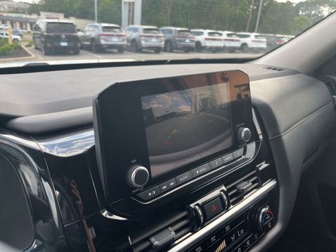 Used 2025 Nissan Pathfinder SV FWD image 20