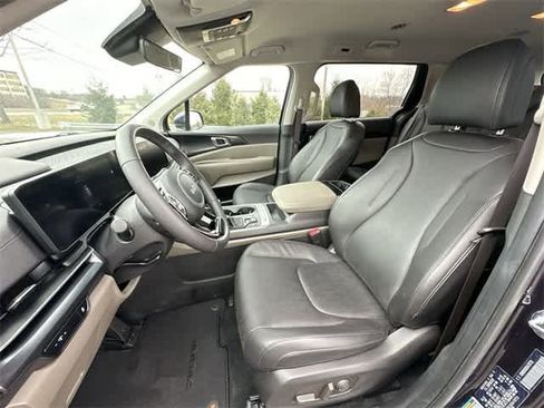 Used 2025 Kia Carnival image 17