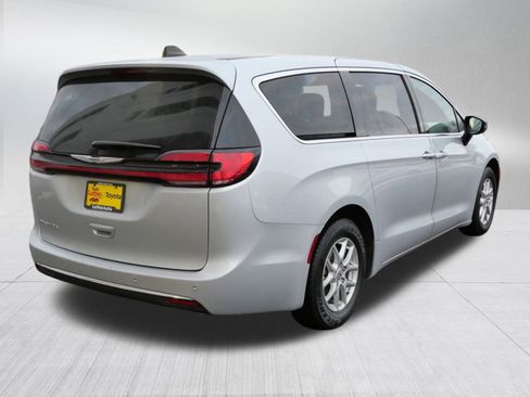 Used 2024 Chrysler Pacifica Touring-L image 7